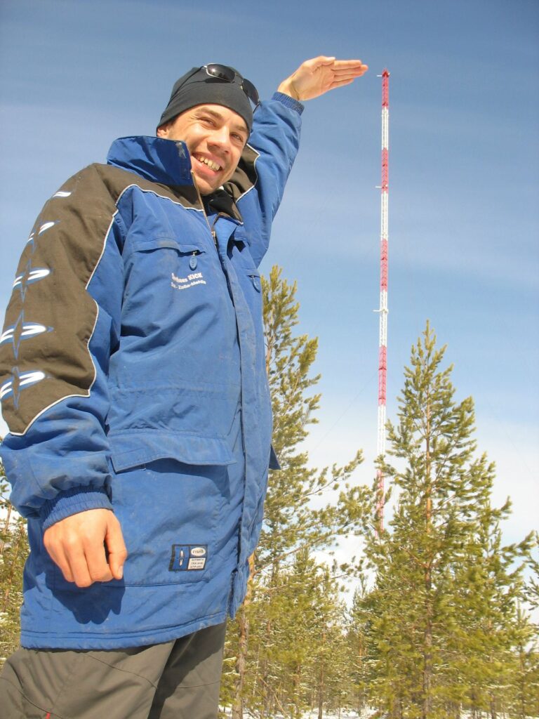 Scientists as big as a tower through perspective